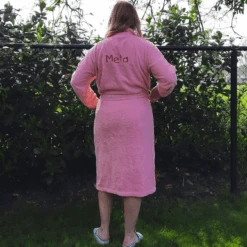 Bademantel Für ErwachseneHell Rosa 8 Bademantel Für ErwachseneHell Rosa -Simply Colors Verkaufsgeschäft achterkant badjas geborduurd 3