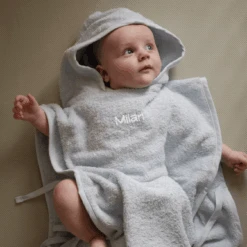 BadeponchoSanftes Rosa -Simply Colors Verkaufsgeschäft badponcho baby licht blauw met naam geborduurd 1