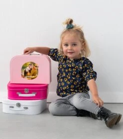 Kinderkoffer Mit NamenHellbraun -Simply Colors Verkaufsgeschäft koffertje banner vierkant