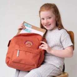 Rucksack KindHellbraun -Simply Colors Verkaufsgeschäft meisje met naamsticker en rugzak 10